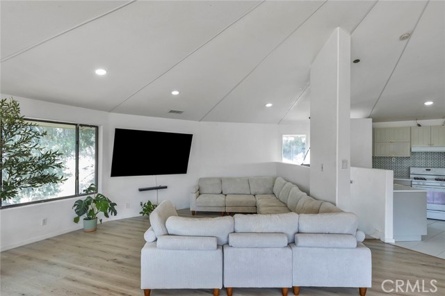 Detail Gallery Image 8 of 44 For 11101 Spanish Hills Dr, Corona,  CA 92883 - 3 Beds | 2 Baths