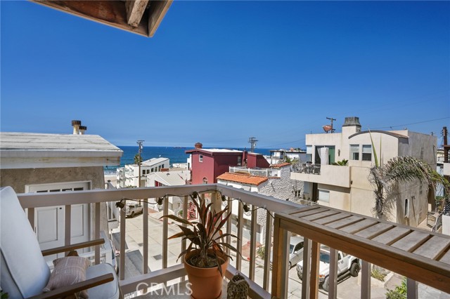 200 43rd Street, Manhattan Beach CA: https://media.crmls.org/medias/b0aa5d03-7182-4347-a9d3-44e8866bef57.jpg