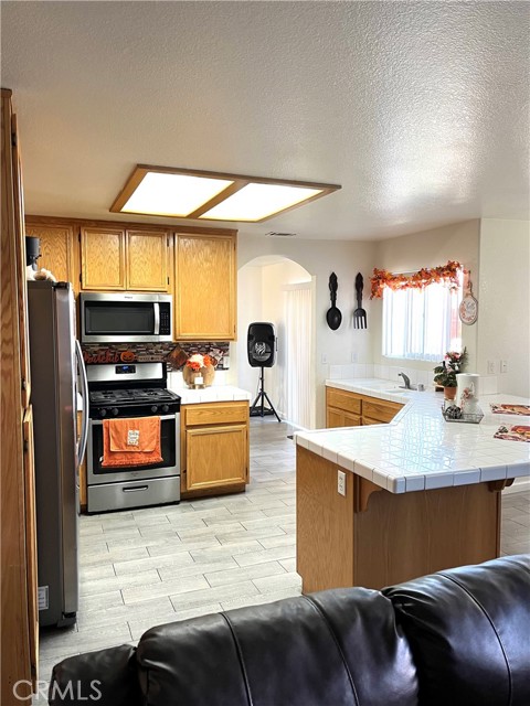 Detail Gallery Image 10 of 32 For 16976 Torino Dr, Victorville,  CA 92395 - 4 Beds | 2/1 Baths