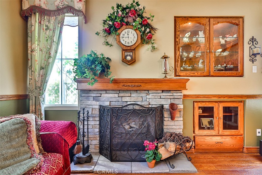 https://media.crmls.org/medias/b0b2cfeb-902f-44a1-b953-438a1b43bce4.jpg?preset=X-Large