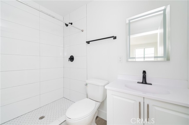 Detail Gallery Image 4 of 6 For 1598 W 36th St, Los Angeles,  CA 90018 - – Beds | – Baths