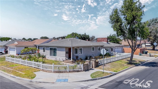 Detail Gallery Image 2 of 35 For 15343 Carfax Ave, Bellflower,  CA 90706 - 3 Beds | 2 Baths