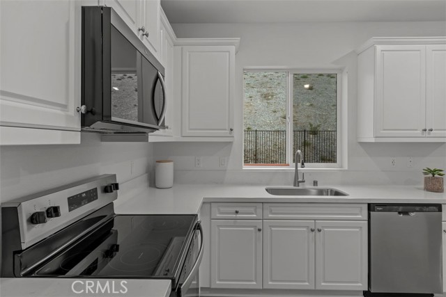 Detail Gallery Image 13 of 17 For 920 Porta Marina Ln, Lake Elsinore,  CA 92530 - 3 Beds | 2/1 Baths