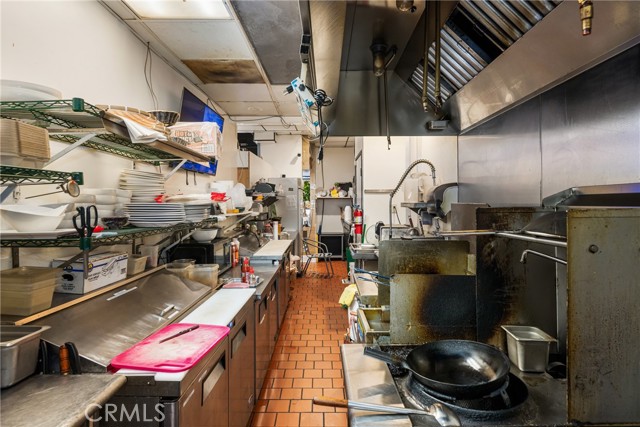 200 Main, Huntington Beach CA: https://media.crmls.org/medias/b0bee05b-117a-4523-a129-72df9c113eb3.jpg