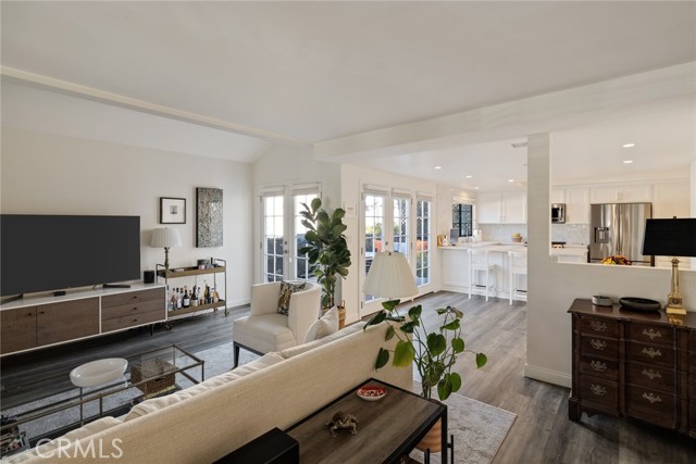 Detail Gallery Image 6 of 36 For 240 S Broadway #2,  Redondo Beach,  CA 90277 - 3 Beds | 2/1 Baths