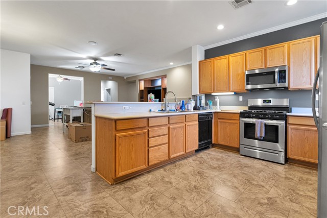 Detail Gallery Image 9 of 26 For 14554 Woodworth Way, Victorville,  CA 92394 - 4 Beds | 2 Baths