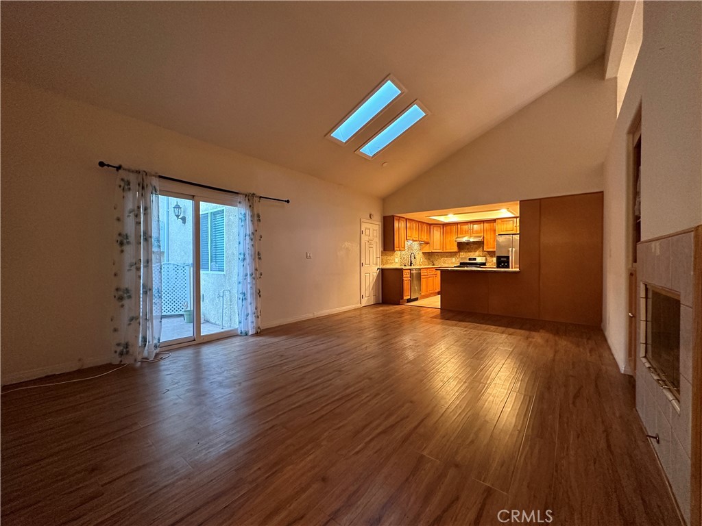 https://media.crmls.org/medias/b0c4d1b1-85ee-4b1c-a405-5d3ddfef9cf2.jpg?preset=X-Large