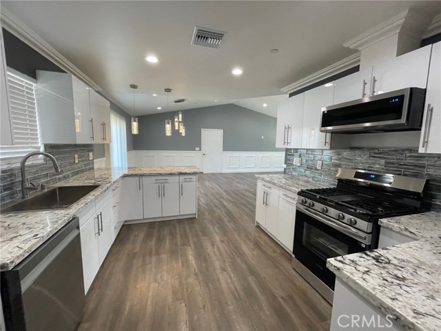 Detail Gallery Image 8 of 31 For 10055 E Avenue R10, Littlerock,  CA 93543 - 4 Beds | 2 Baths