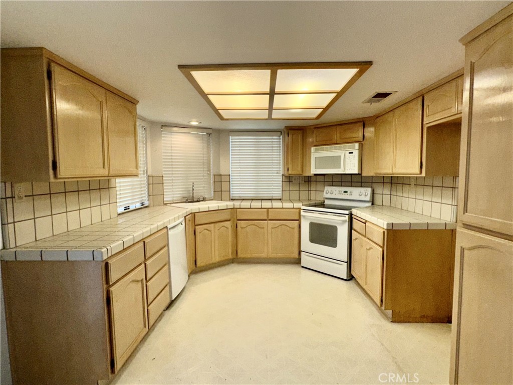 https://media.crmls.org/medias/b0caedd4-043f-4dd3-b1e3-ac8248d25e01.jpg?preset=X-Large