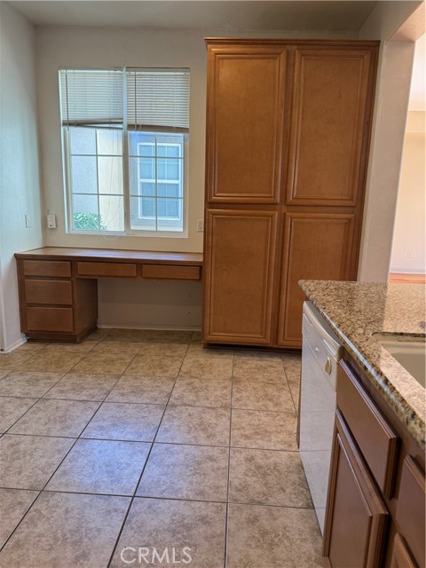 Detail Gallery Image 4 of 19 For 11946 Russell Ct, Victorville,  CA 92392 - 3 Beds | 2 Baths