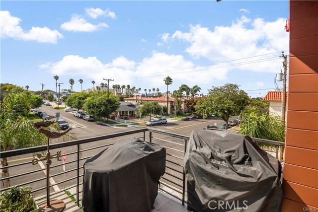 Detail Gallery Image 10 of 26 For 700 Broadway, Redondo Beach,  CA 90277 - 4 Beds | 3/1 Baths