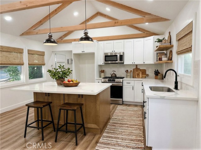 Detail Gallery Image 2 of 19 For 28487 Altamont Ct, Lake Arrowhead,  CA 92352 - 2 Beds | 2 Baths