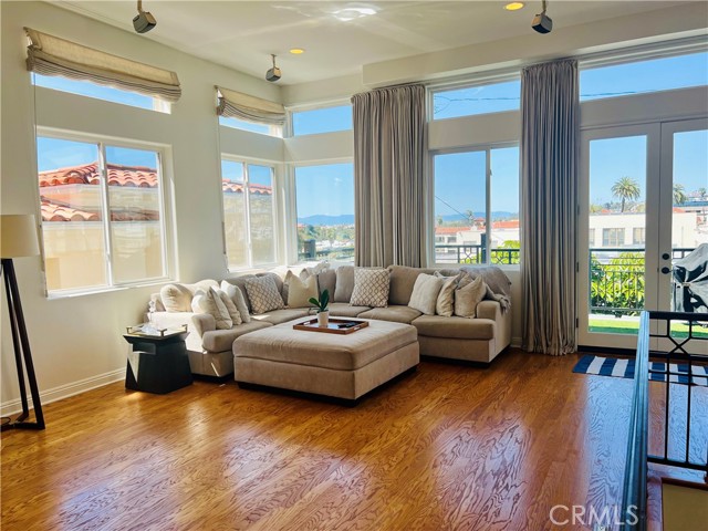 Detail Gallery Image 4 of 7 For 703 11th St, Hermosa Beach,  CA 90254 - 4 Beds | 4 Baths