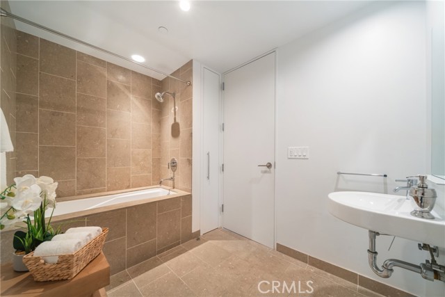 6250 Hollywood Boulevard, Los Angeles CA: https://media.crmls.org/medias/b0d298e3-b2be-4a8a-a3e6-87b99bc901c7.jpg