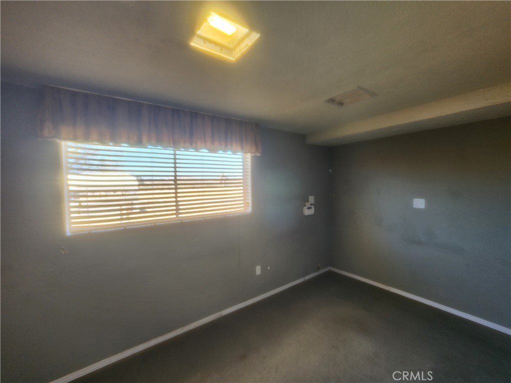 https://media.crmls.org/medias/b0d4f09c-4390-4863-ae3d-5fbe0b9b311a.jpg?preset=X-Large