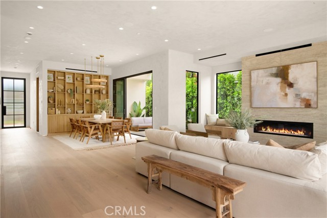 Detail Gallery Image 5 of 22 For 4500 Calhoun Ave, Sherman Oaks,  CA 91423 - 4 Beds | 4/1 Baths