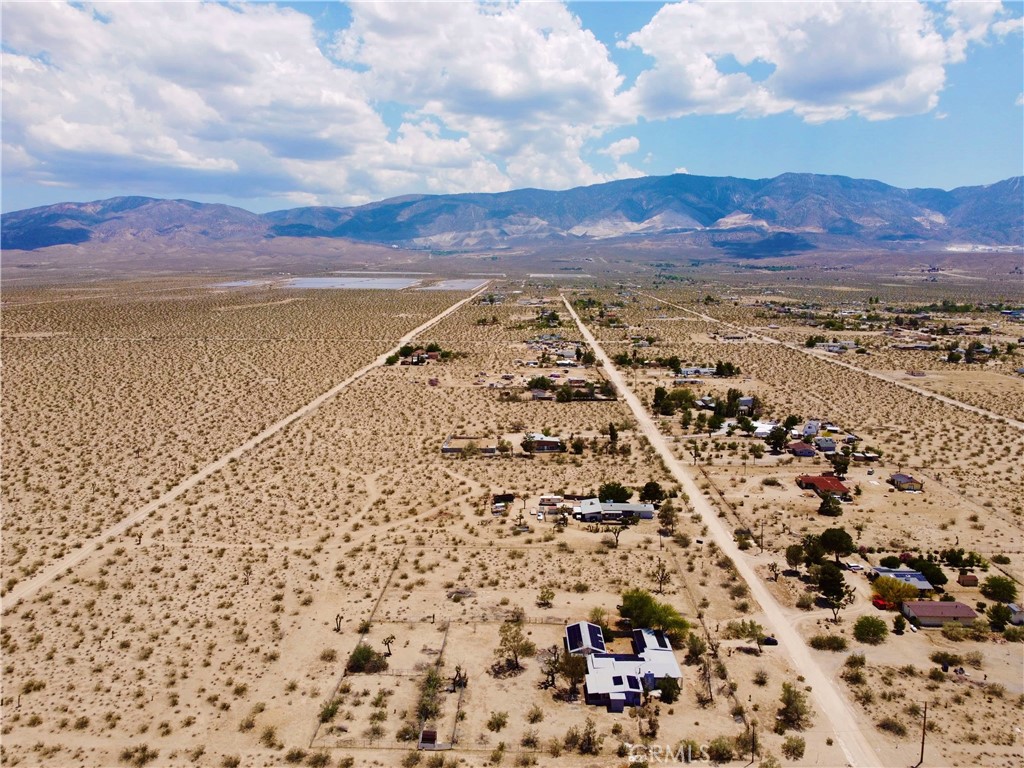 https://media.crmls.org/medias/b0dd989d-3ae0-4cab-a075-f94817fdd13c.jpg?preset=X-Large