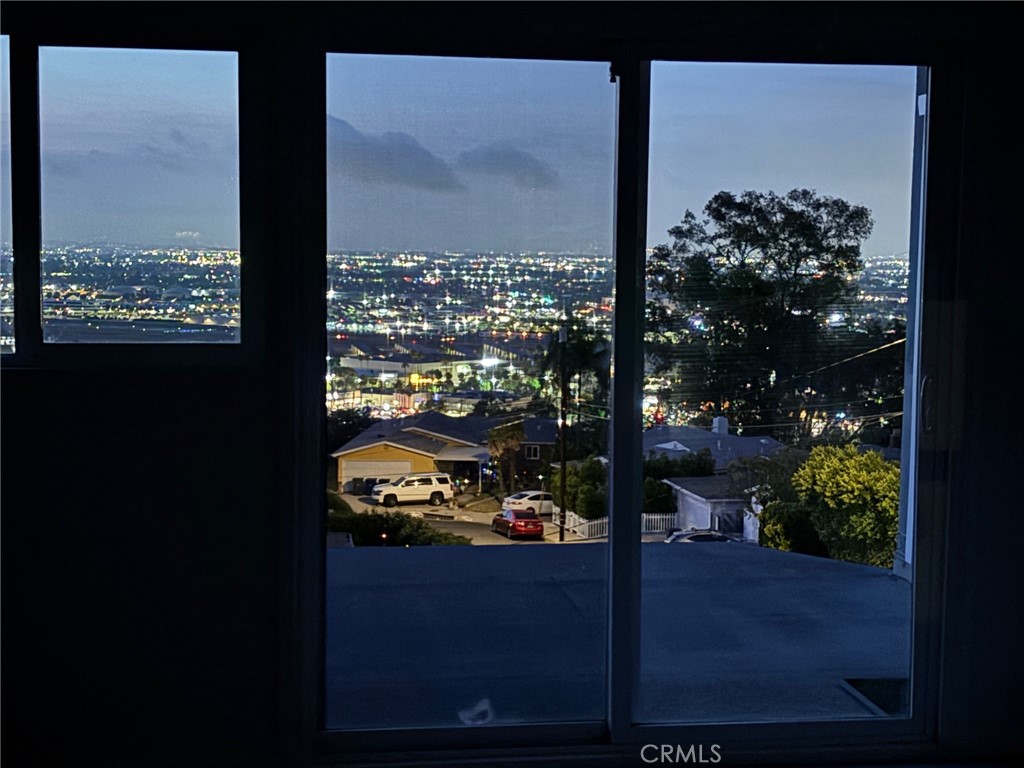 https://media.crmls.org/medias/b0e13d6b-9ec7-414d-864b-5b825a9e864e.jpg?preset=X-Large