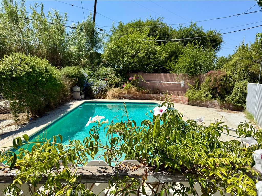 https://media.crmls.org/medias/b0e21771-4fb6-4269-8f1f-e9be9ef76d6b.jpg?preset=X-Large