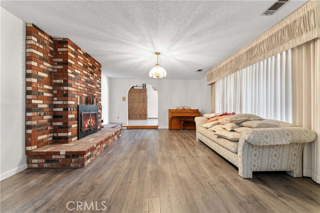 Detail Gallery Image 8 of 44 For 6367 Arrowhead Lake Rd, Hesperia,  CA 92345 - 6 Beds | 4 Baths