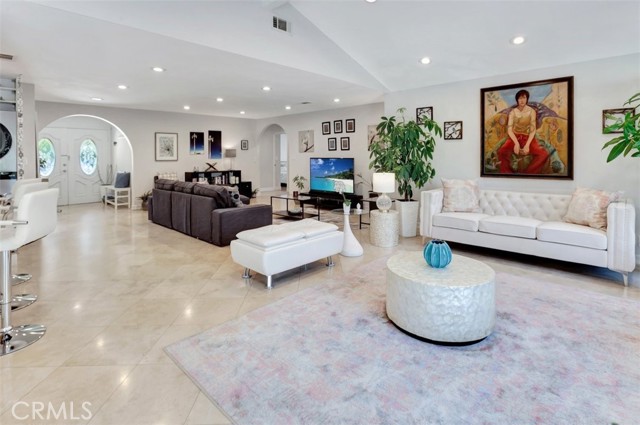24017 Sylvan Street, Woodland Hills CA: https://media.crmls.org/medias/b0e4da50-ee81-4169-97ae-45a971dccd72.jpg