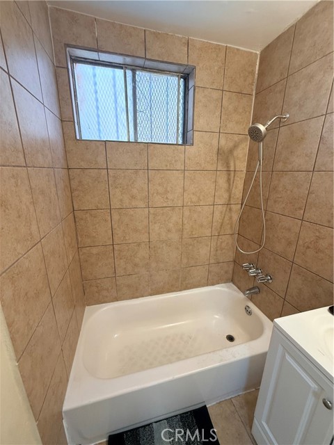 Detail Gallery Image 17 of 21 For 426 E 79th St #1,  –,  CA 90003 - 2 Beds | 1 Baths