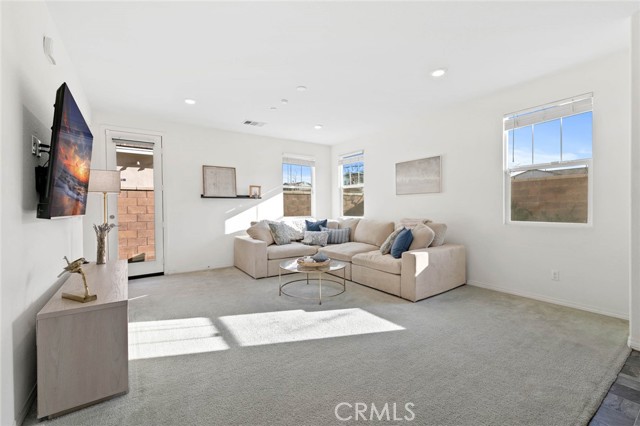 Detail Gallery Image 5 of 35 For 16746 Stags Leap, Fontana,  CA 92336 - 4 Beds | 3 Baths