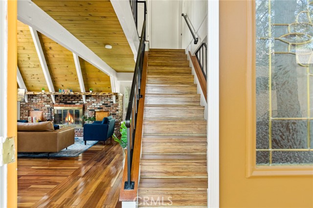 1296 Calgary Drive, Lake Arrowhead CA: https://media.crmls.org/medias/b0e7e811-d7c3-42da-8827-7e3bdd33ed86.jpg