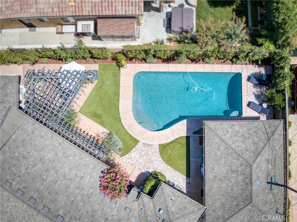 https://media.crmls.org/medias/b0ec23f5-b27d-4025-ad9e-bf7123fce92d.jpg?preset=X-Large
