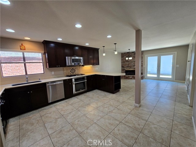 Detail Gallery Image 11 of 33 For 914 Huntington St, Huntington Beach,  CA 92648 - 3 Beds | 3 Baths