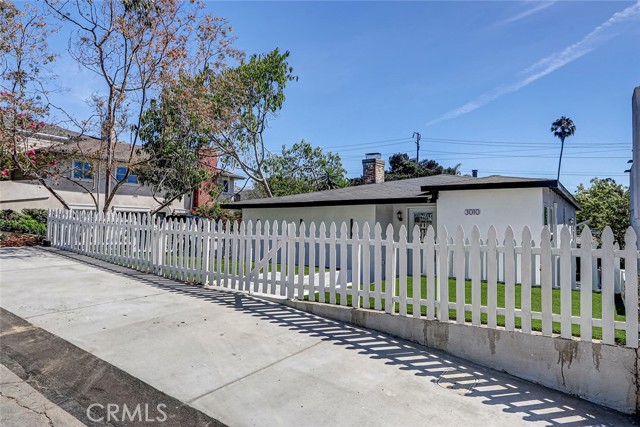 Detail Gallery Image 8 of 38 For 3010 Laurel Ave, Manhattan Beach,  CA 90266 - 4 Beds | 2 Baths