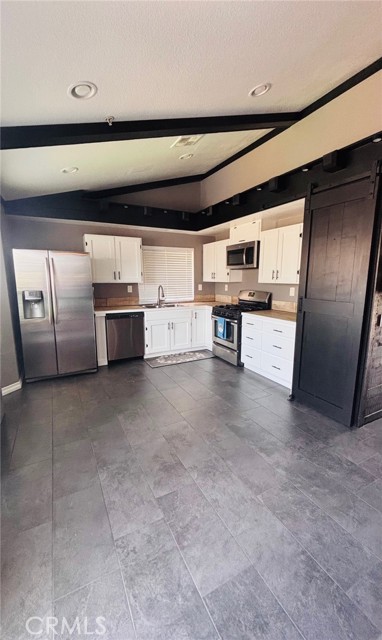 Detail Gallery Image 4 of 15 For 16251 Abedul, Moreno Valley,  CA 92551 - 3 Beds | 2 Baths