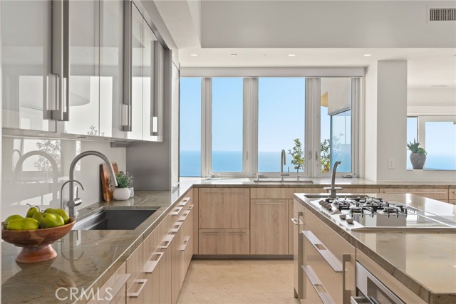 900 Gainsborough Drive, Laguna Beach CA: https://media.crmls.org/medias/b0f49228-524c-4898-96de-98b2724f19d4.jpg