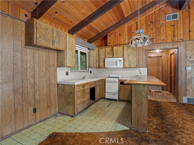Detail Gallery Image 3 of 33 For 1155 Chateau, Crestline,  CA 92325 - 3 Beds | 1 Baths
