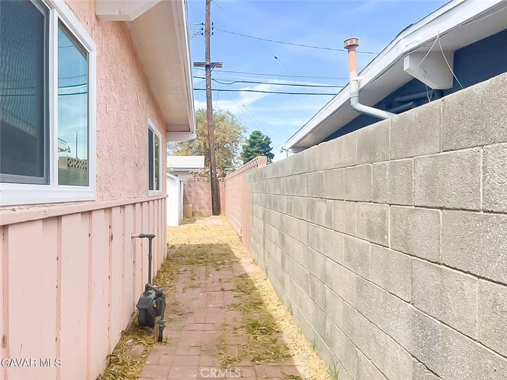 https://media.crmls.org/medias/b0f77b0a-7ea5-4883-9fdc-b1600c318fef.jpg?preset=X-Large