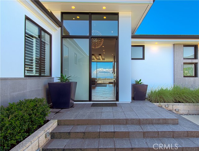Detail Gallery Image 8 of 39 For 1301 Outrigger Dr, Corona Del Mar,  CA 92625 - 4 Beds | 3/1 Baths