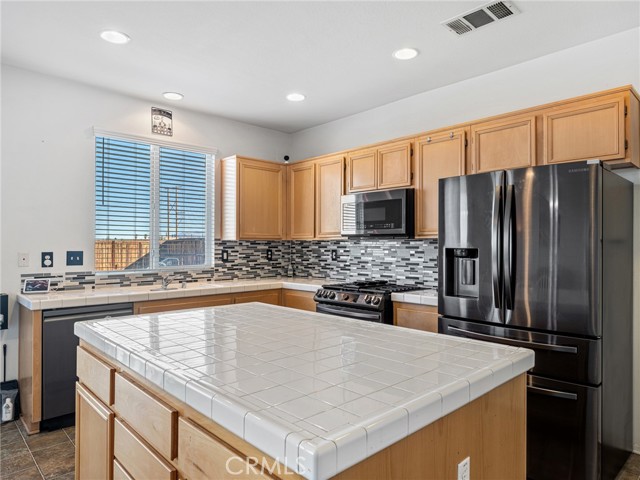 Detail Gallery Image 15 of 42 For 12685 Biscayne, Victorville,  CA 92392 - 5 Beds | 3/1 Baths