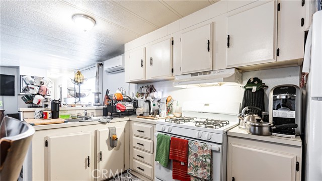 Detail Gallery Image 5 of 12 For 17455 Marygold #3,  Bloomington,  CA 92316 - 2 Beds | 1/1 Baths