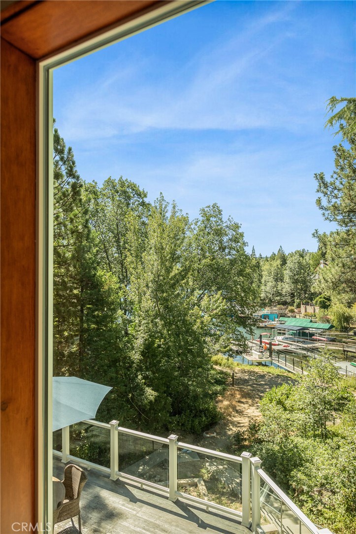 https://media.crmls.org/medias/b10558f9-c09c-4fab-b8ba-48e618843f32.jpg?preset=X-Large