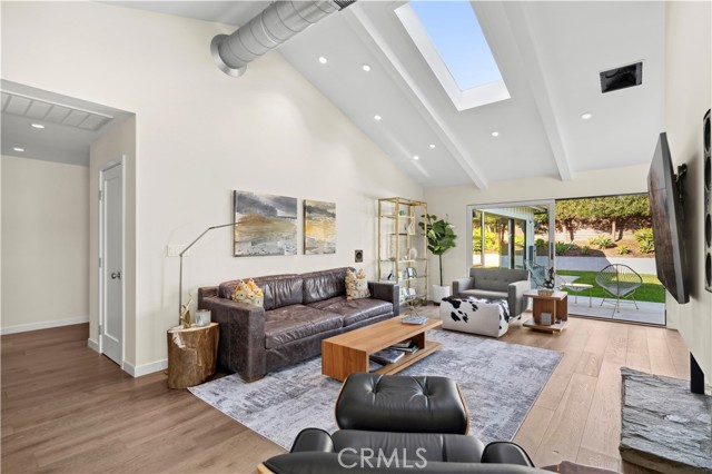 Detail Gallery Image 13 of 39 For 4000 Topside Ln, Corona Del Mar,  CA 92625 - 4 Beds | 2/1 Baths