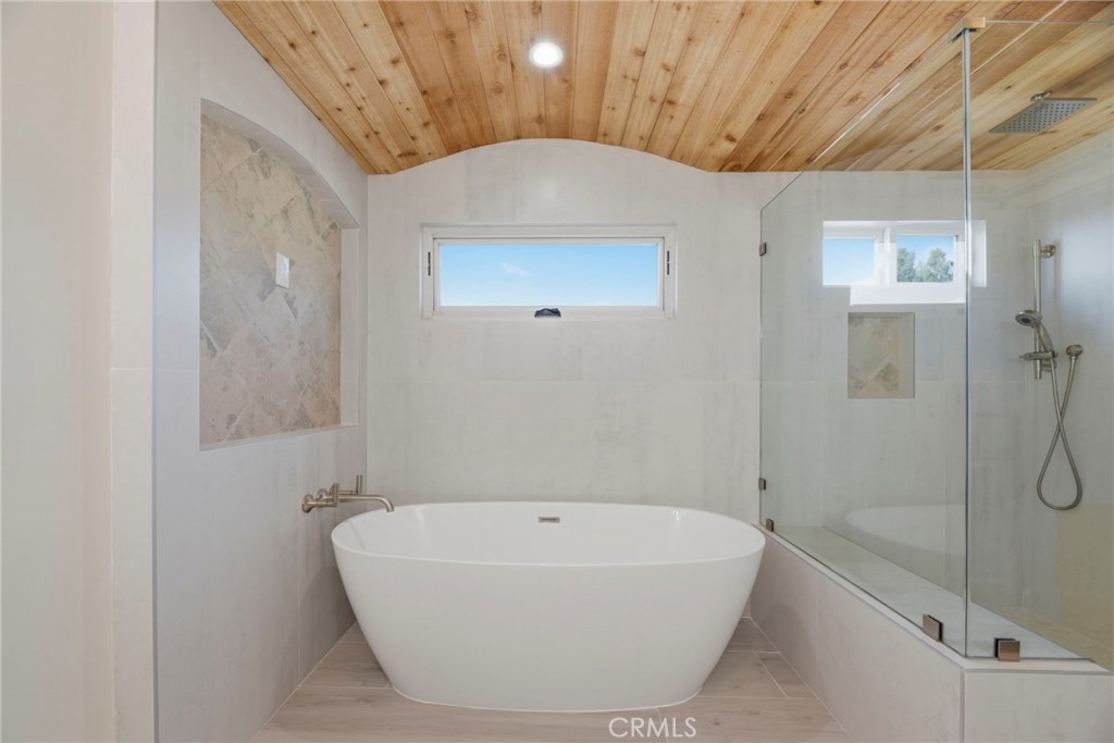https://media.crmls.org/medias/b10d71e3-31bc-4cb2-9657-873a756c181f.jpg?preset=X-Large
