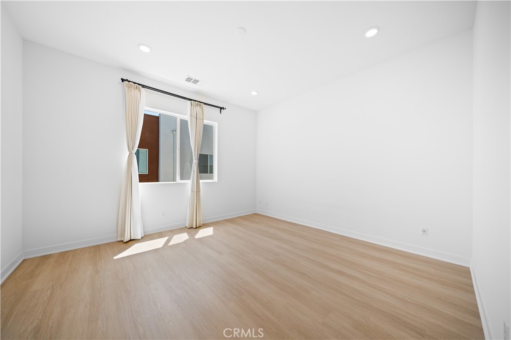https://media.crmls.org/medias/b10e11e4-4459-4199-aff2-80a59f31297a.jpg?preset=X-Large