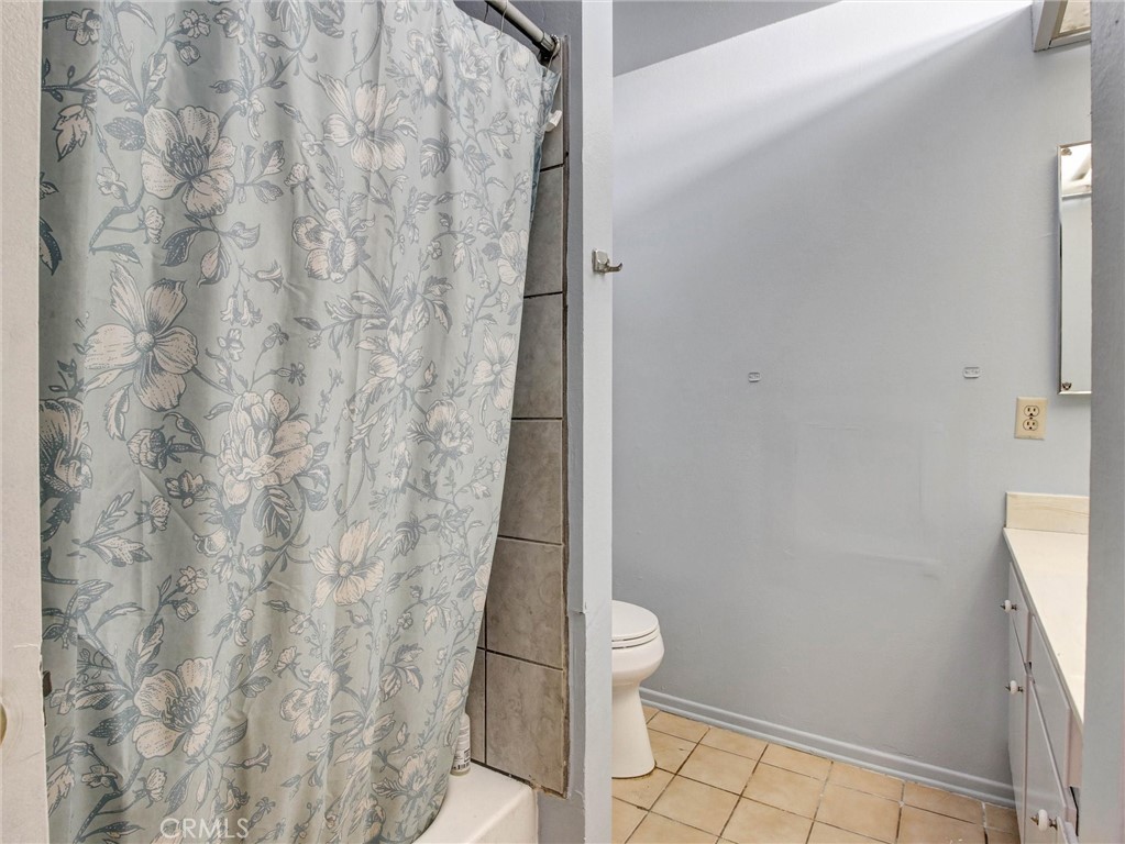 https://media.crmls.org/medias/b113ec22-04d8-421e-8721-7a9d55267a90.jpg?preset=X-Large