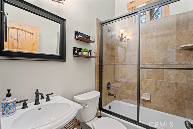 1034 Teakwood Drive, Lake Arrowhead CA: https://media.crmls.org/medias/b1141360-e947-41de-8d50-f2f403846ecd.jpg