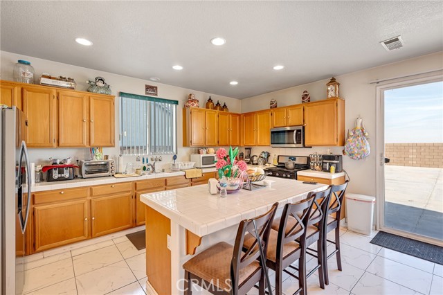 Detail Gallery Image 10 of 45 For 11036 Windcrest Ct, Adelanto,  CA 92301 - 4 Beds | 2/1 Baths