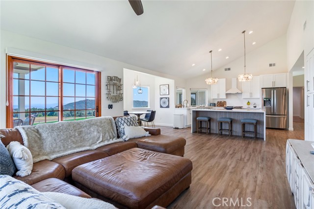 13288 Oak Crest Drive, Yucaipa CA: https://media.crmls.org/medias/b1164815-21fa-4a81-a798-9738bec8ac9c.jpg