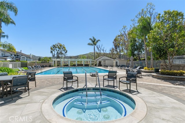 17 Silver Crescent, Irvine CA: https://media.crmls.org/medias/b118d45a-3630-442a-856e-28e922f53d96.jpg