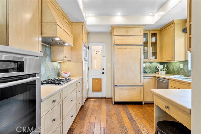 Kitchen with access to private patio, Sub Zero and Bosch appliances