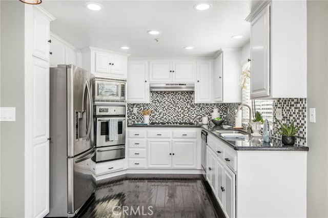 All the stainless steel kitchen amenities await.