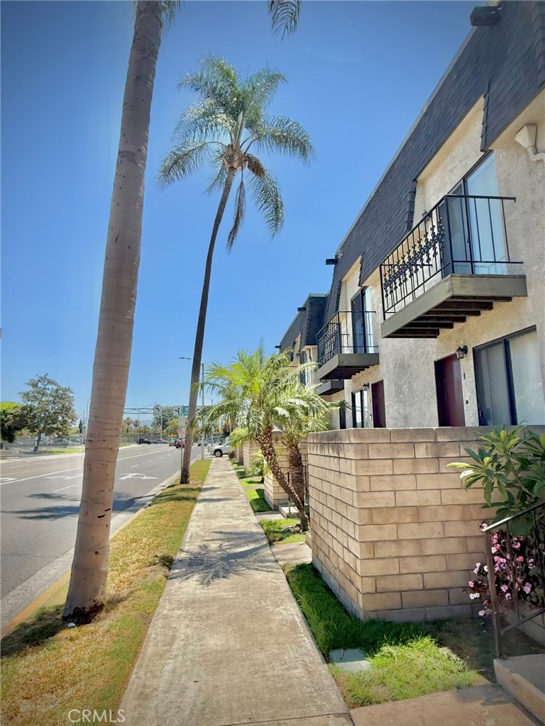 2229 N Broadway #I